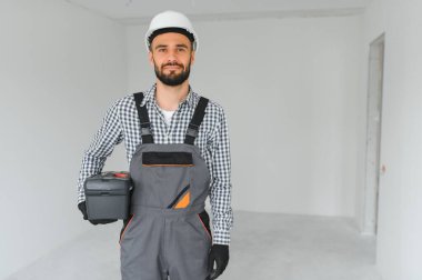 İnşaat alanındaki bir inşaatçının portresi..