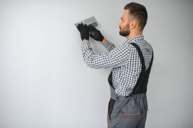 Genç bir işçi yapım onarım odasında