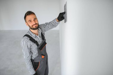 Genç bir işçi yapım onarım odasında