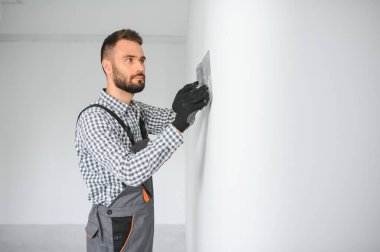 Genç bir işçi yapım onarım odasında