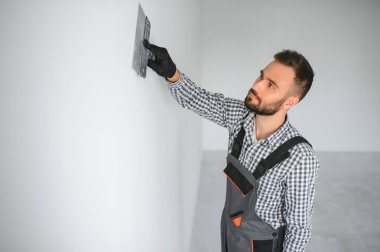 Genç bir işçi yapım onarım odasında