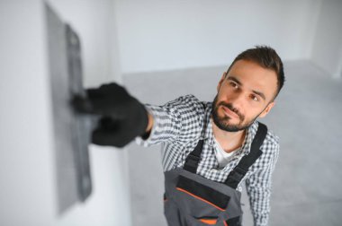 Genç bir işçi yapım onarım odasında