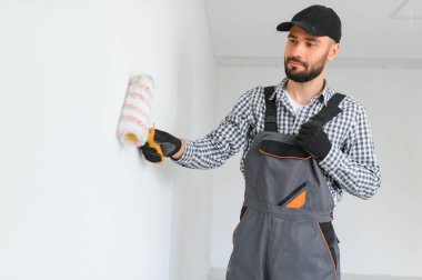 Genç bir işçi yapım onarım odasında