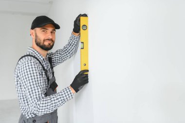 Genç bir işçi yapım onarım odasında