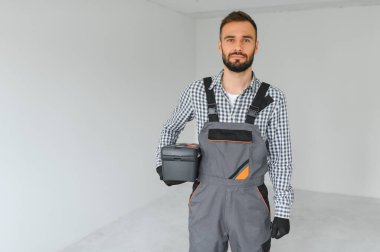 İnşaat alanındaki bir inşaatçının portresi..