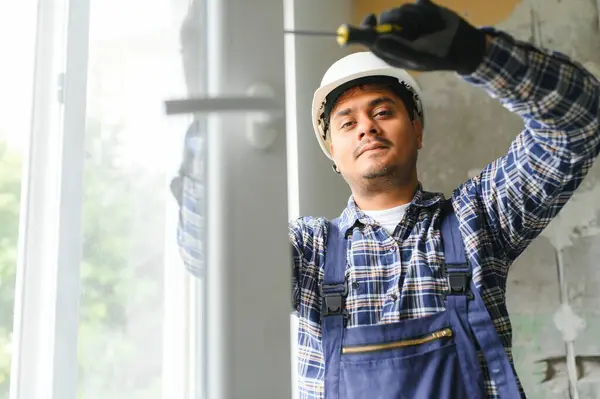 Indyjski Serwis Człowiek Instalowanie Okna Śrubokrętem — Zdjęcie stockowe