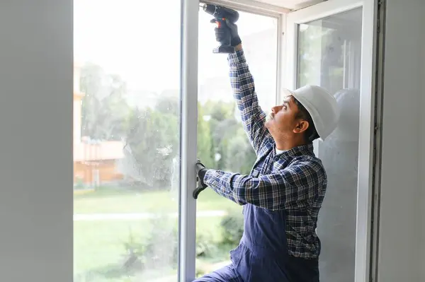 Indyjski Serwis Człowiek Instalowanie Okna Śrubokrętem — Zdjęcie stockowe