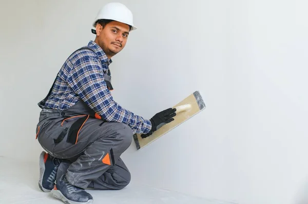 Indyjski Pracownik Pracuje Pustym Mieszkaniu Mężczyzna Mundurze Naprawia Wnętrze Budynku — Zdjęcie stockowe