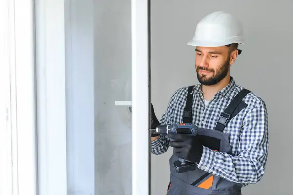 Trabajador Overoles Instalando Ajustando Ventanas Plástico Sala Estar Casa — Foto de Stock