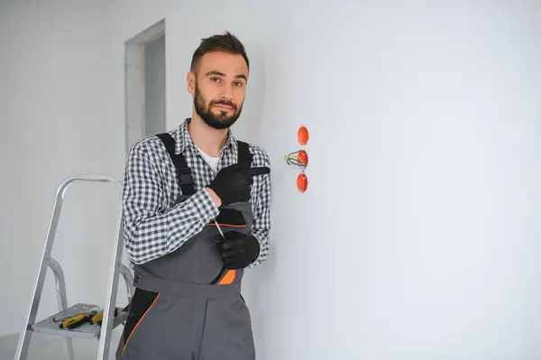 Serieuze Mannelijke Elektricien Installeren Stopcontact Het Appartement Met Behulp Van — Stockfoto
