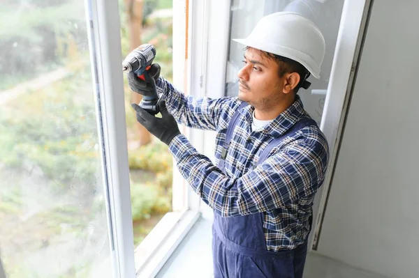 印度建筑工人在房子里安装窗户 — 图库照片