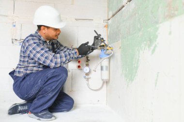 Su tesisatçısı takıyor - metre, filtre ve basınç azaltıcı