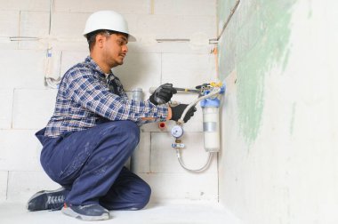 Su tesisatçısı takıyor - metre, filtre ve basınç azaltıcı