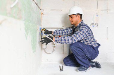 Su tesisatçısı takıyor - metre, filtre ve basınç azaltıcı