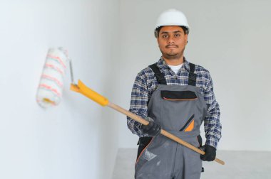 Hintli işçiler bir apartmanda tamirat yapıyor..