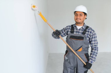 Hintli işçiler bir apartmanda tamirat yapıyor..