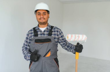 Hintli işçiler bir apartmanda tamirat yapıyor..