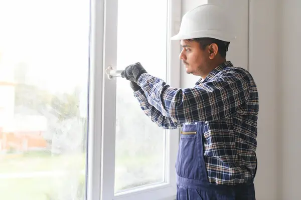 印度建筑工人在房子里安装窗户 — 图库照片