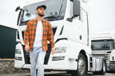 Sürücü yakınındaki Park üzerinde büyük kamyon.