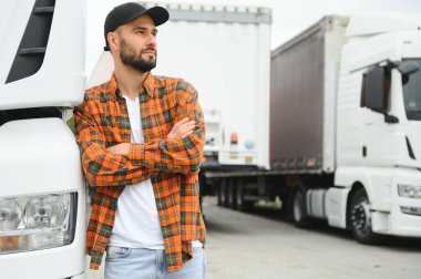 Otoparktaki kendine güvenen kamyon şoförünün portresi. Boşluğu kopyala.