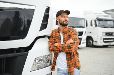 Otoparktaki kendine güvenen kamyon şoförünün portresi. Boşluğu kopyala.