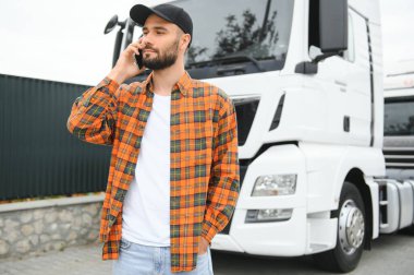Otoparktaki kendine güvenen kamyon şoförünün portresi. Boşluğu kopyala.