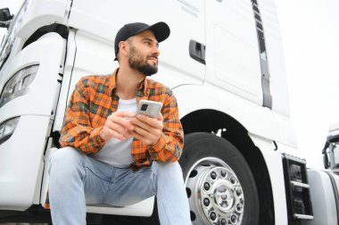 Otoparktaki kendine güvenen kamyon şoförünün portresi. Boşluğu kopyala.
