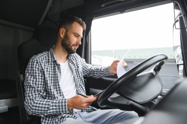 Lojistik, teslimat arabası ve dosya evrakları olan adam ya da stok, ürün dağıtımı ya da nakliye bilgileri için kontrol listesi. Tedarik zinciri, kurye servisi ve çalışan mutlu minibüs veya kamyon şoförü