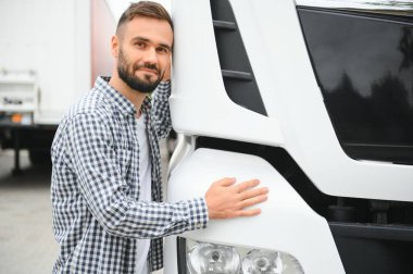 Kamyon şoförü kamyonetine sarılıyor..