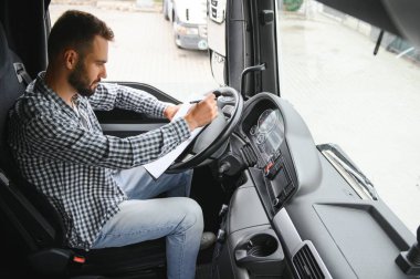 Lojistik, teslimat arabası ve dosya evrakları olan adam ya da stok, ürün dağıtımı ya da nakliye bilgileri için kontrol listesi. Tedarik zinciri, kurye servisi ve çalışan mutlu minibüs veya kamyon şoförü