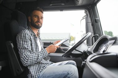 Lojistik, teslimat arabası ve dosya evrakları olan adam ya da stok, ürün dağıtımı ya da nakliye bilgileri için kontrol listesi. Tedarik zinciri, kurye servisi ve çalışan mutlu minibüs veya kamyon şoförü