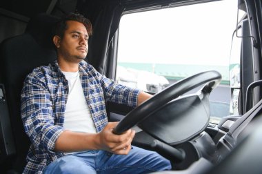 Yakışıklı bir Hintli kamyon şoförünün portresi. Lojistik ve nakliye kavramı