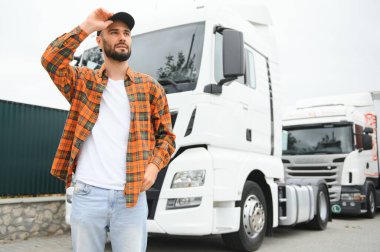 Otoparktaki kendine güvenen kamyon şoförünün portresi. Boşluğu kopyala.