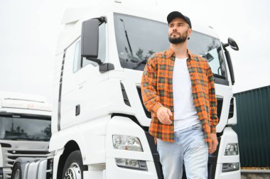 Otoparktaki kendine güvenen kamyon şoförünün portresi. Boşluğu kopyala.