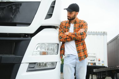 Otoparktaki kendine güvenen kamyon şoförünün portresi. Boşluğu kopyala.