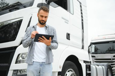 Otoparktaki kendine güvenen kamyon şoförünün portresi. Boşluğu kopyala.