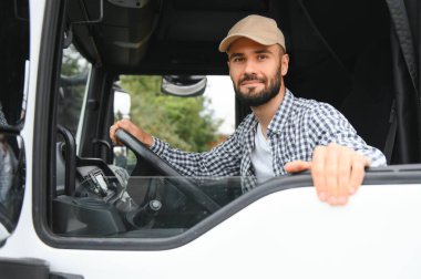 Direksiyonun arkasındaki kamyon şoförünü kapatın. Boşluğu kopyala.