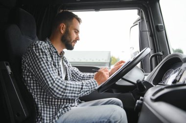 Lojistik, teslimat arabası ve dosya evrakları olan adam ya da stok, ürün dağıtımı ya da nakliye bilgileri için kontrol listesi. Tedarik zinciri, kurye servisi ve çalışan mutlu minibüs veya kamyon şoförü