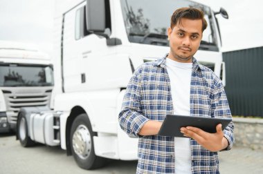 Minibüste tablet kullanan mutlu Hint kuryesi. Yüksek kalite fotoğraf.