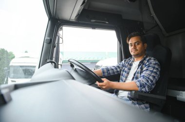 Yakışıklı bir Hintli kamyon şoförünün portresi. Lojistik ve nakliye kavramı