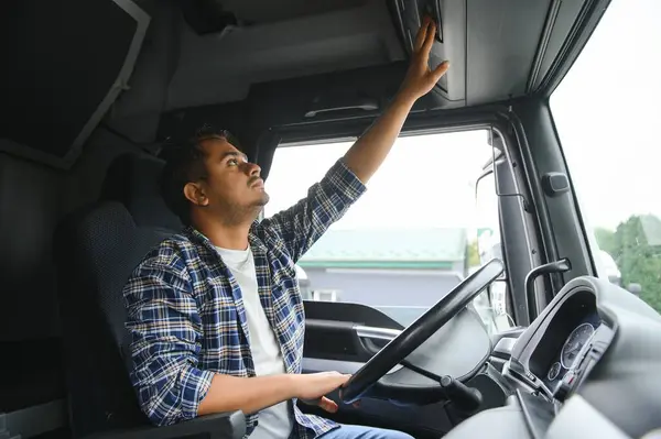 Portré Egy Fiatal Jóképű Indiai Kamionsofőrről Logisztika Áruszállítás Fogalma — Stock Fotó