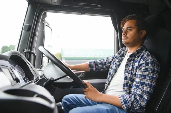 Portret Młodego Przystojnego Indyjskiego Kierowcy Ciężarówki Koncepcja Logistyki Transportu Towarowego — Zdjęcie stockowe