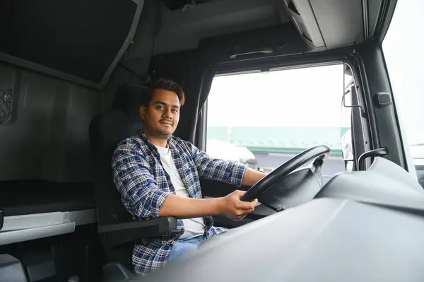 Portret Młodego Przystojnego Indyjskiego Kierowcy Ciężarówki Koncepcja Logistyki Transportu Towarowego — Zdjęcie stockowe