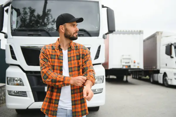Kamyonetinin yanında duran sakallı bir kamyoncunun portresi. Ulaştırma servisi. Kamyon şoförü işi.