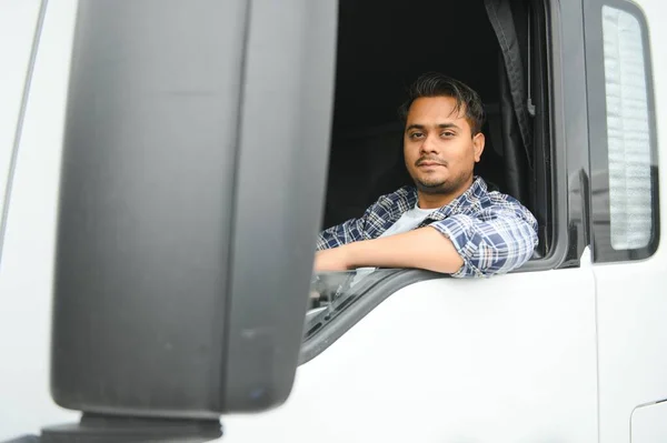 Portret Indyjskiego Kierowcy Ciężarówki — Zdjęcie stockowe