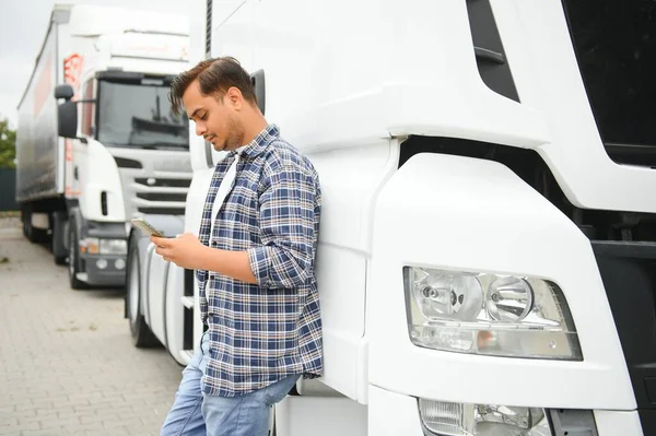 Junger Indischer Lastwagenfahrer Konzept Des Straßengüterverkehrs Stockfoto