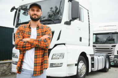 Otoparktaki kendine güvenen kamyon şoförünün portresi. Boşluğu kopyala.