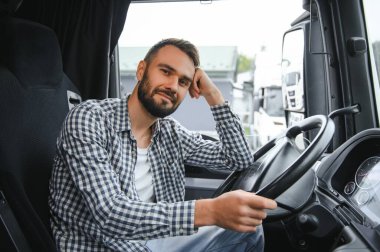 Gülümse Kendine güvenen genç adam Profesyonel Kamyon Şoförü İş Uzun Taşımacılık