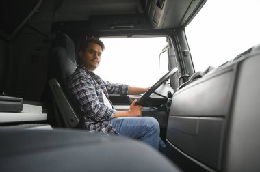 Yakışıklı bir Hintli kamyon şoförünün portresi. Lojistik ve nakliye kavramı