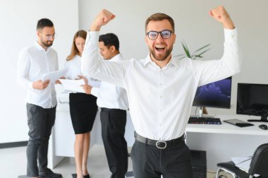 İş adamları ofis koridorunun arka planında duruyorlar..